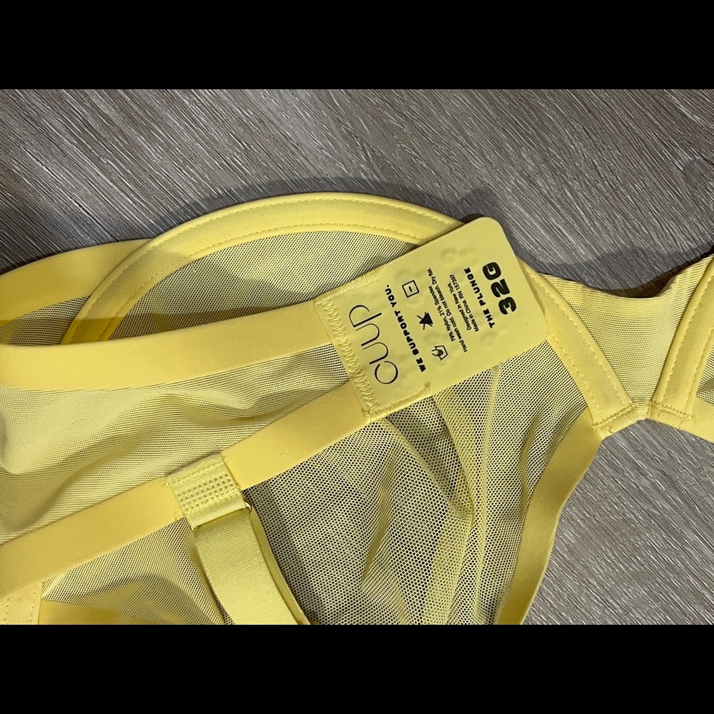 32G CUUP plunge bra in light yellow- never worn!